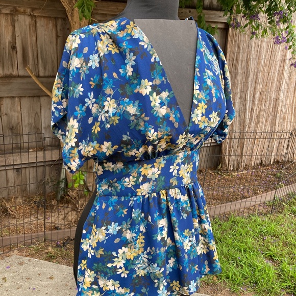 Beautiful Floral Tie Back Blouse by Anne Klein - Picture 3 of 9